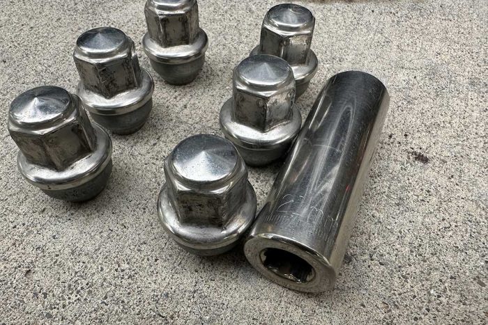24-Pack Chrome Spike Lug Nuts For 2015-2022 Ford F-150 – 14mm X 1.5 Solid Steel With Socket